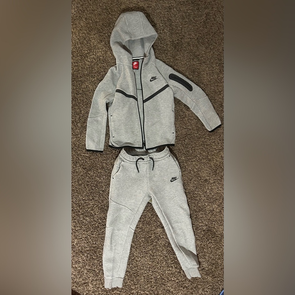 Nike Tech Youth Medium